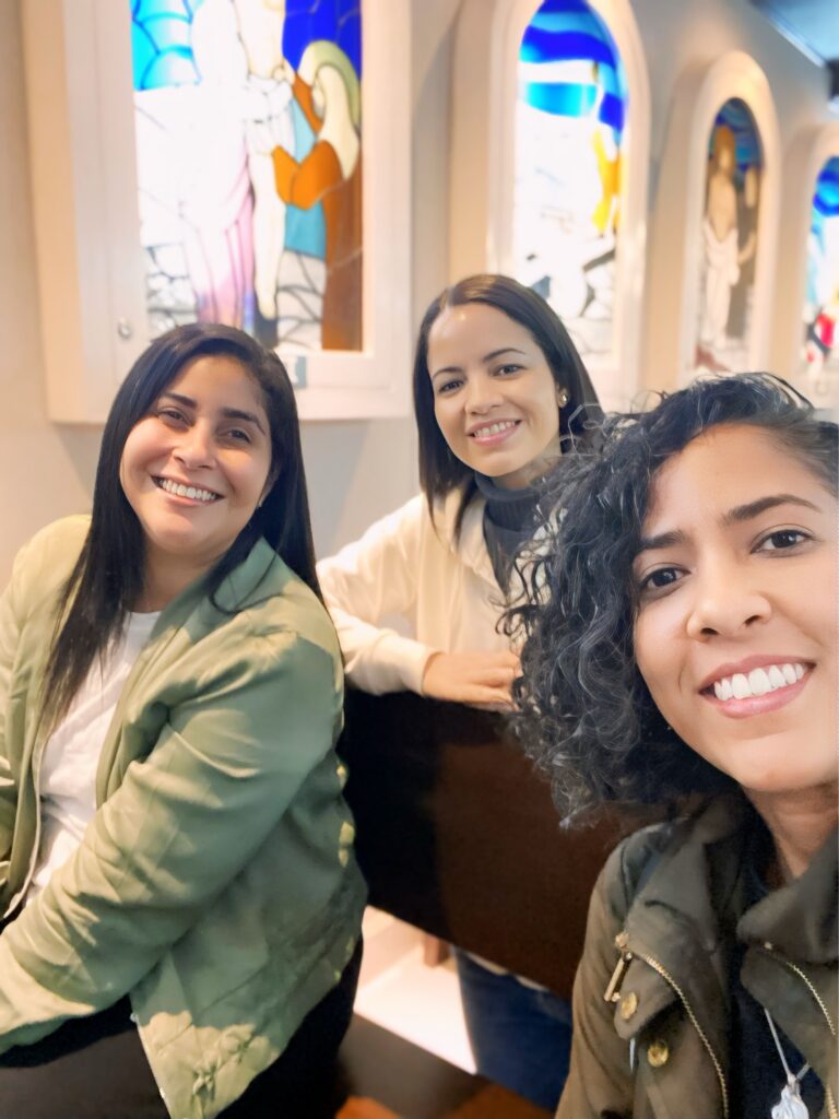 Claudia, Celinés y Liana en la capilla de Panamá