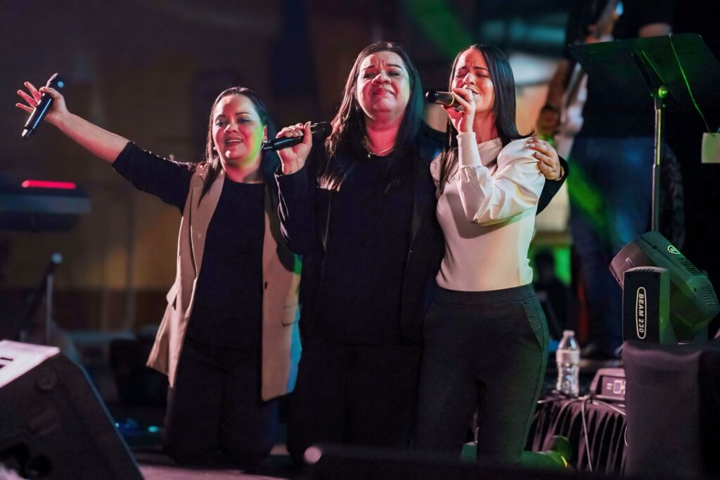 Eve, Naty y Celi cantando en Venimos a Adorarle