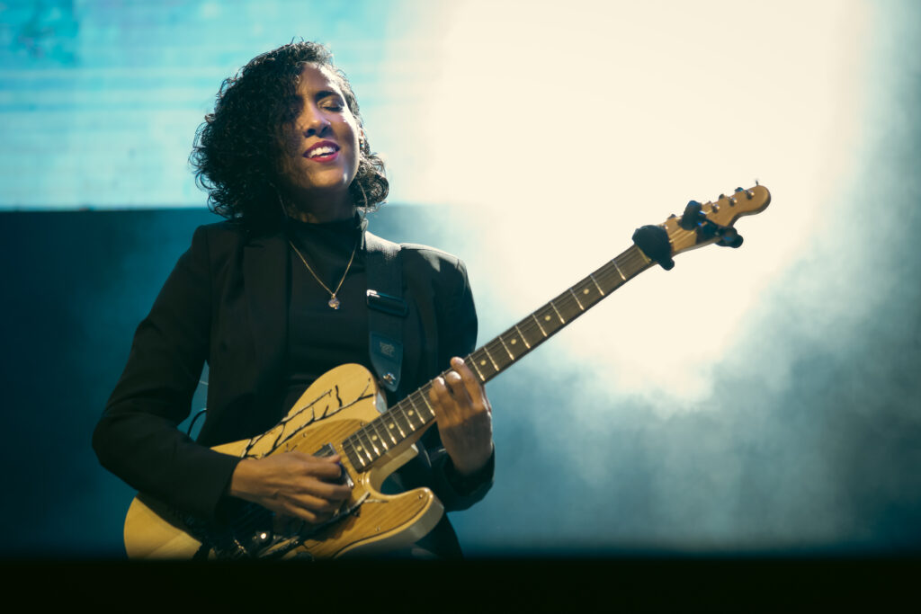 Liana Polanco tocando en el Cielo Abierto Paraguay