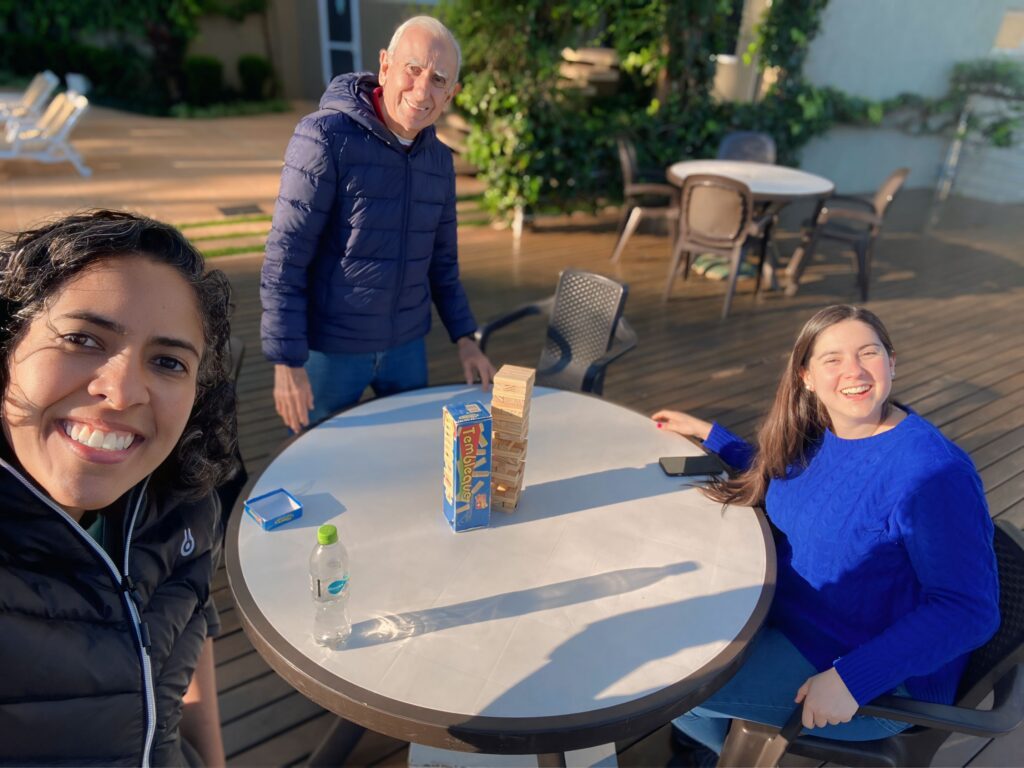 Jugando Jenga con el ingeniero Serrano y Fran Correa, somos iguales