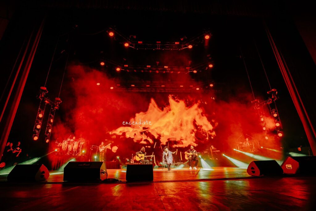 Liana Polanco tocando la canción Fogata junto a Ana Bolivar y Carlos Pierdant en el Auditorio Nacional de México